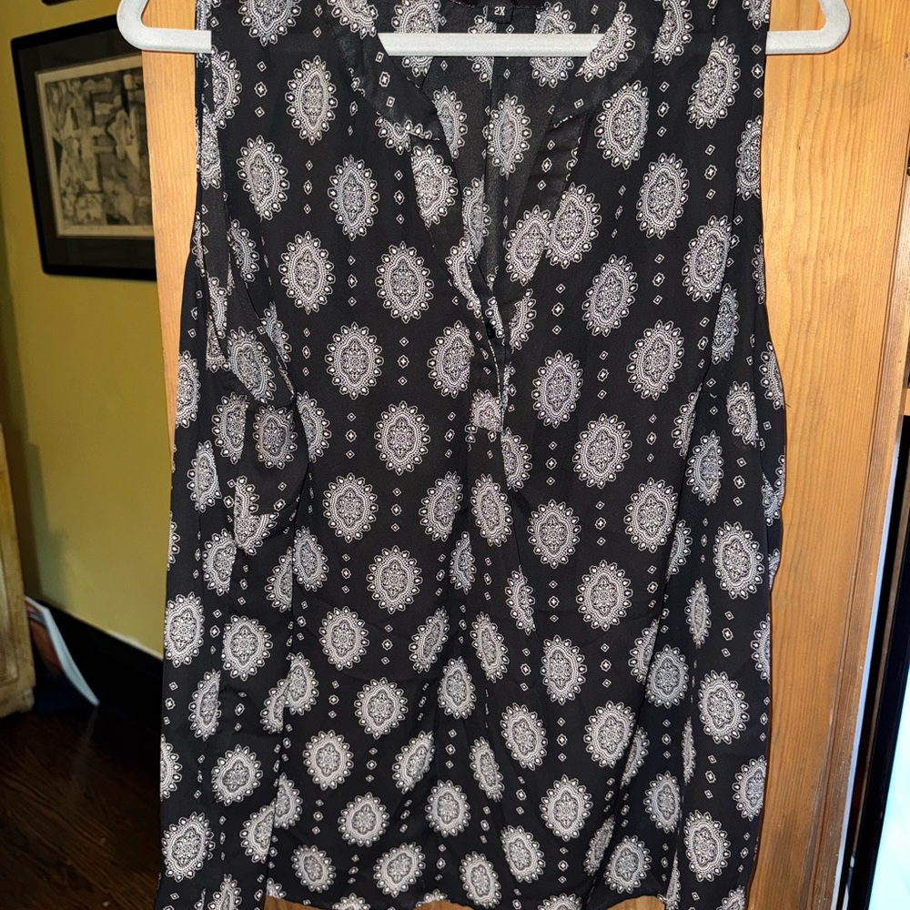 Anne Carson Black and White Blouse with V-Neck Detail
